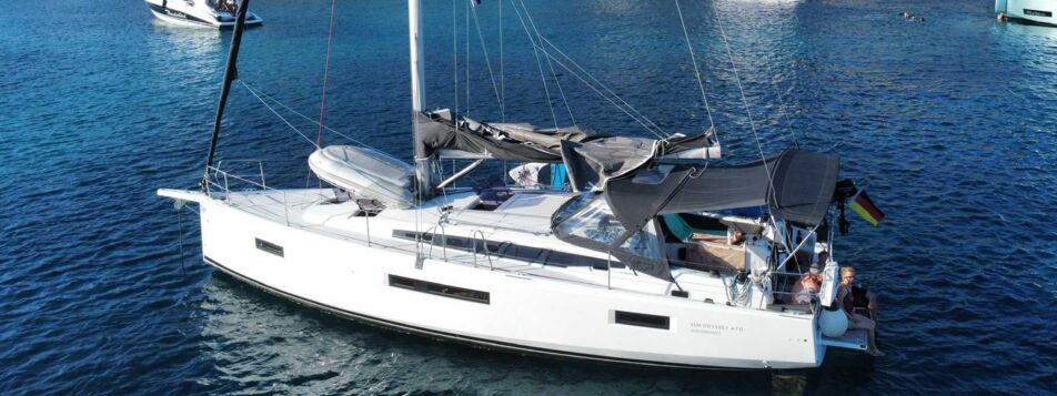Seitenansicht der Segelyacht Sun Odyssey 410 „Naoussa“ vor Anker in einer Bucht bei Palma de Mallorca – Yachtcharter Mallorca