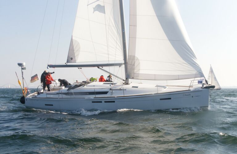 Steuerbord Aussenaufnahme der Sun Odyssey 439 Chuck in Flensburg
