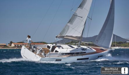 Cockpit einer Sun Odyssey 440 von achtern auf der Steuerbordseite während der Fahrt unter Segeln (Werftbild) – Yachtcharter Kroatien