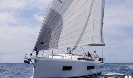 Bugansicht einer Sun Odyssey 455 unter Segeln auf offenem Meer (Werftbild) – Yachtcharter Kroatien