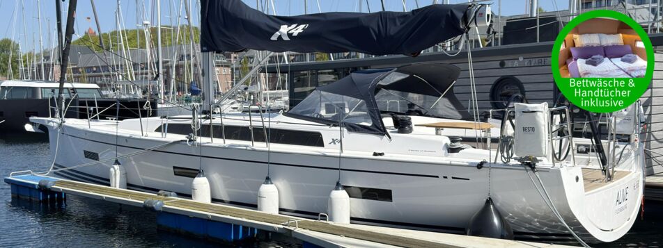 Die Segelyacht X 4.3 „Alive“ mit X4-Lazybag am Steg in Flensburg – Yachtcharter Ostsee