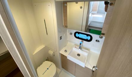 Nasszelle des Katamarans Bali 4.0 Escape auf Mallorca in Can Pastilla