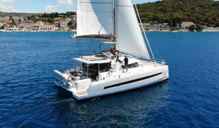 Steuerbord Aufnahme unter Segeln des Katamarans Bali 4.3 Carpe Ventum in Rogoznica in Kroatien