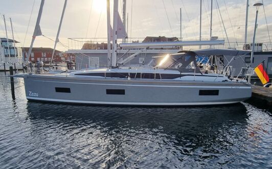 Backbord Aussenaufnahme der Bavaria C42 „Zazu“ in Heiligenhafen