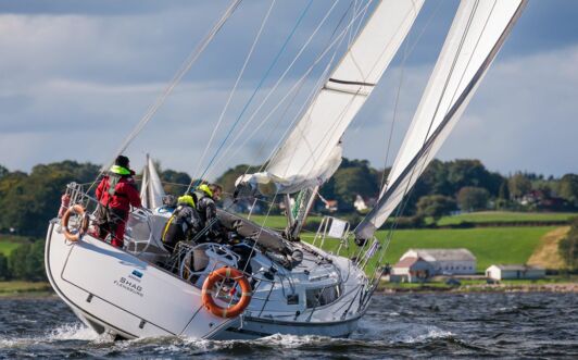 Heckansicht unter Segel der Bavaria cruiser 41 Sport Shag in Flensburg