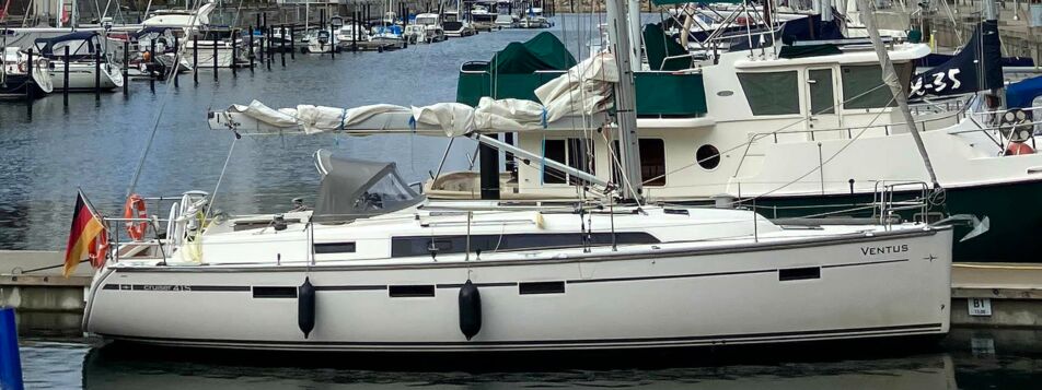 Steuerbord Aussenaufnahme der Bavaria cruiser 41 Sport „Ventus“ in Heiligenhafen