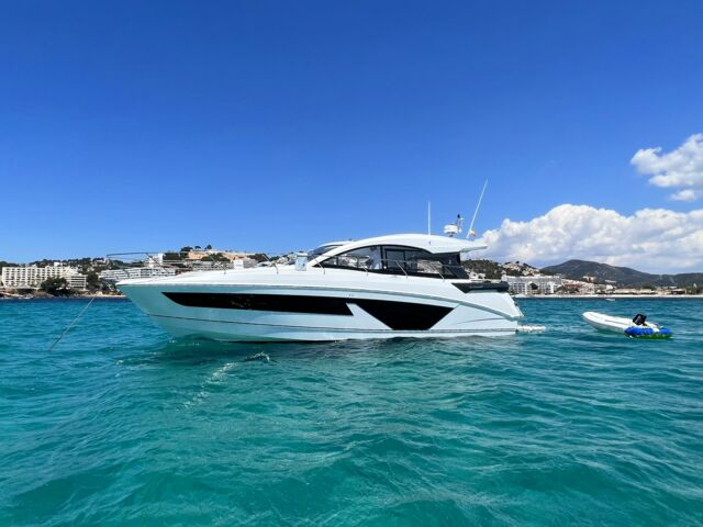 Backbord Aussenaufnahme der Beneteau GT 45 Pandora in Can Pastilla auf Mallorca