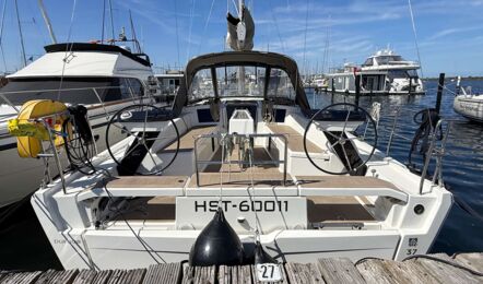 Blick ins Cockpit der Segelyacht Dufour 37 „Chiquitita“ mit zwei Steuerständen, Sprayhood und Flexi-Teakboden – Yachtcharter Ostsee