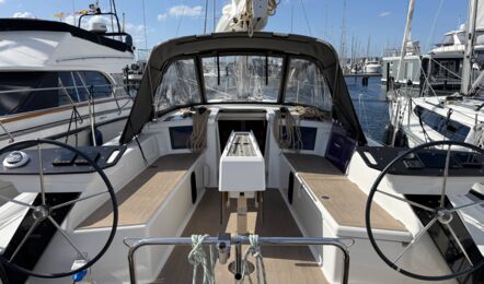 Blick ins Cockpit der Segelyacht Dufour 37 „Chiquitita“ mit zwei Steuerständen, zentralem Cockpittisch und Sprayhood am Steg in Heiligenhafen – Yachtcharter Ostsee
