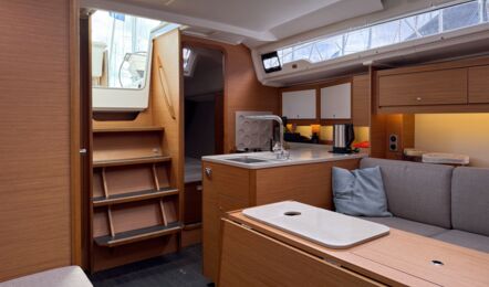 Salon der Segelyacht Dufour 37 „Chiquitita“ mit offener Pantry und Blick zur Achterkabine auf der Backbordseite – Yachtcharter Ostsee