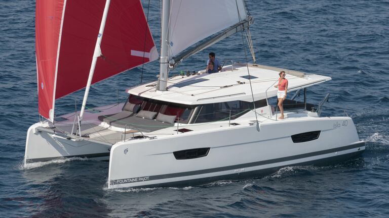 Bug Backbord Aussenaufnahme eines Isla 40 Katamarans von Fountaine Pajot Bug Backbord Aussenaufnahme eines Isla 40 Katamarans von Fountaine Pajot