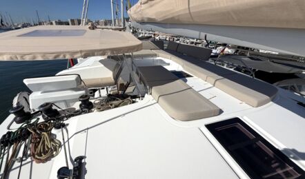 Blick nach achtern auf die Flybridge der Segelyacht FP44 „Hi iaka“ mit großzügiger Sitzlounge und Liegeflächen am Steg in Palma – Yachtcharter Mallorca