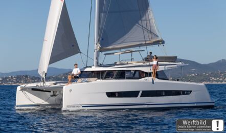 Ein FP 44 Katamaran unter Segeln, Personen auf Vor- und Seitendeck, Küste im Hintergrund (Werftbild) – Yachtcharter Mallorca