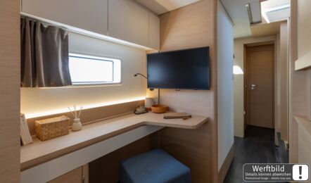 Kabine eines FP 44 Katamarans mit Schreibtisch, wandmontiertem Flachbildschirm und Rumpffenster (Werftbild) – Yachtcharter Mallorca