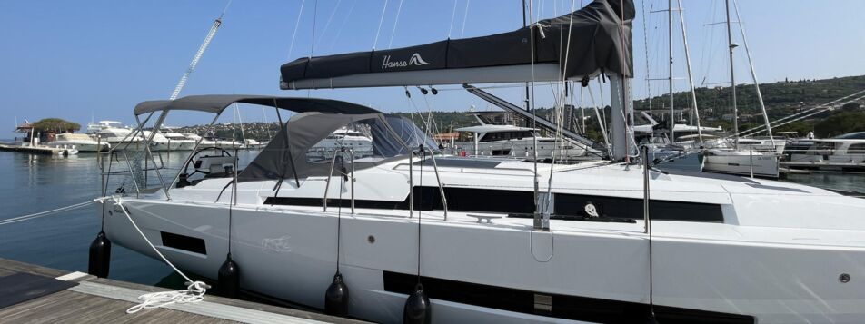 Profil der Segelyacht Hanse 410 „Marius“ mit grauem Rumpf längsseits am Steg in Pula – Yachtcharter Kroatien