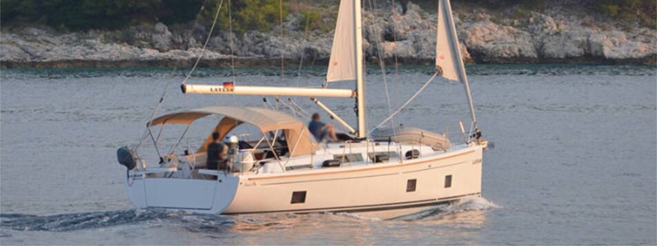 Seitenansicht der Segelyacht Hanse 418 „Laysan" bei der Fahrt durch eine Bucht vor Rogoznica – Yachtcharter Kroatien