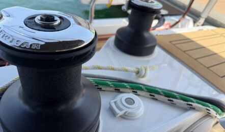 Blick auf die zwei Winschen auf der Steuerbordseite im Cockpit der Hanse 460 „Antares“ – Yachtcharter Mallorca