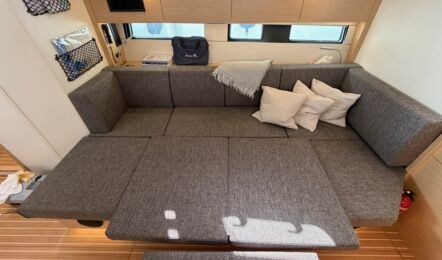 Abgesenkter Salontisch umfunktioniert zur geräumigen Doppelkoje im Salon der Hanse 460 „Antares“ – Yachtcharter Mallorca