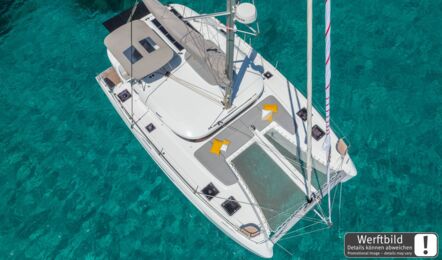 Blick von oben auf das Vorschiff einer Lagoon 38 vor Anker in ruhigem Wasser (Werftbild) – Yachtcharter Mallorca