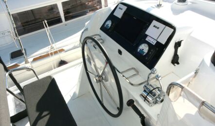 Steuerstand mit Navigationsinstrumenten des Katamarans Lagoon 42 Mona Lisa II auf Mallorca in Can Pastilla