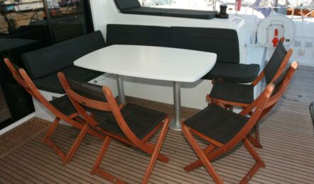 Sitzecke mit Tisch im Cockpit für 9 Personen des Katamarans Lagoon 42 Mona Lisa II auf Mallorca in Can Pastilla