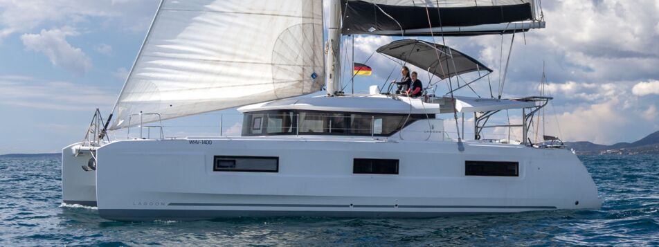 Backbord-Profil des Katamarans Lagoon 46 „Voyager“ unter vollen Segeln vor Mallorca – Yachtcharter Can Pastilla