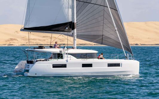 Steuerbord Aussenaufnahme unter Segeln eines Katamarans lagoon 46 auf Mallorca in Can Pastilla