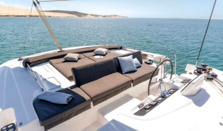 Steuerstand mit Sitz und Liegemöglichkeiten eines Katamarans lagoon 46 auf Mallorca in Can Pastilla