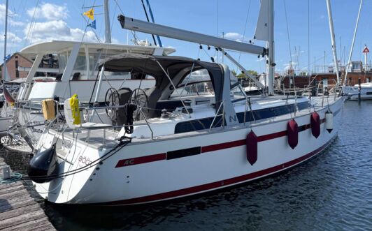 Segelyacht Najad 395 AC „Bööt“ von Steuerbord achtern mit zwei Steuerständen, Targabügel, Sprayhood und kurzem Bimini am Steg in Heiligenhafen – Yachtcharter Ostsee