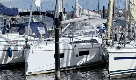 Bug der Segelyacht Oceanis 34.1 „Fiete“ am Liegeplatz in Heiligenhafen vor bewölktem Himmel – Yachtcharter Ostsee