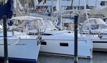 Vorschiff der Segelyacht Oceanis 34.1 „Fiete“ zwischen weiteren Yachten am Steg in Heiligenhafen – Charter Ostsee