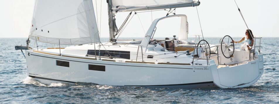 Eine Segelyacht Oceanis 35.1.2 segelt unter vollen Segeln über offenes Wasser (Werftbild) – Yachtcharter Ostsee in Flensburg