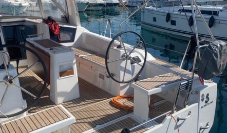 Cockpit mit Teakdeck und Doppelsteuerständen der Segelyacht Oceanis 38.1 „Lukas“ in Rogoznica – Yachtcharter Kroatien