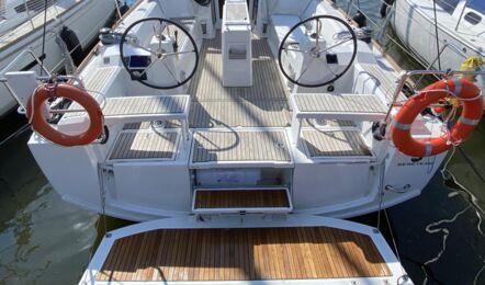 Blick ins Cockpit der Segelyacht Oceanis 38.1 „Nature“ vom Heck mit Badeplattform, zwei Steuerständen und Teakboden am Steg in Greifswald – Yachtcharter Ostsee