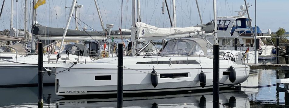 Bugansicht der Segelyacht Oceanis 40.1 „Grisu“ am Steg im Hafen Heiligenhafen – Yachtcharter Ostsee