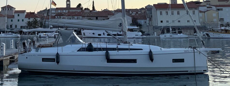 Steuerbord Aussenaufnahme der Oceanis 40.1 „Elisa“ in Punat in Kroatien