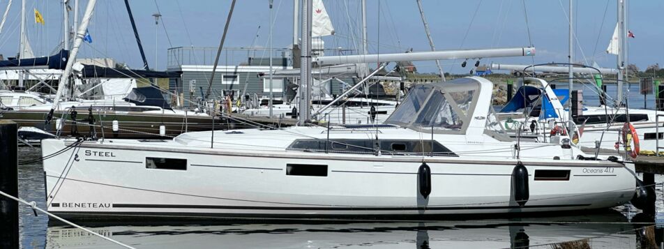 Backbord Aussenaufnahme der Oceanis 41.1 "Steel" in Heiligenhafen