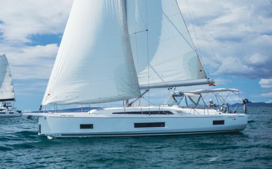 Backbord Aussenaufnahme der Oceanis 46.1 „Sophia“ in Can Pastilla auf Mallorca