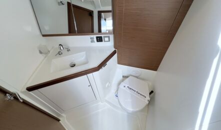 Nasszelle Steuerbord Innenaufnahme der Oceanis 46.1 in Heiligenhafen