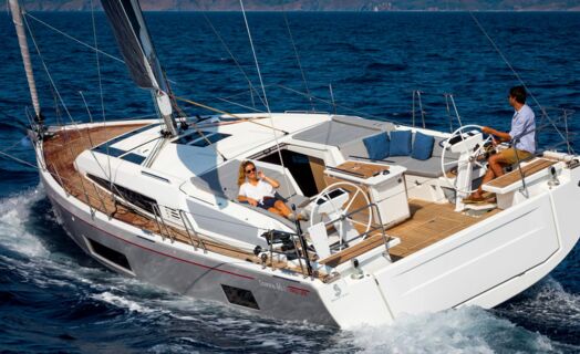 Backbordaufnahme bei Fahrt in Schräglage einer Oceanis 46.1 in Flensburg