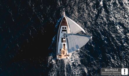 Draufsicht auf das Deck einer Oceanis 47 in Fahrt unter Segeln auf offenem Meer (Werftbild) – Yachtcharter Kroatien