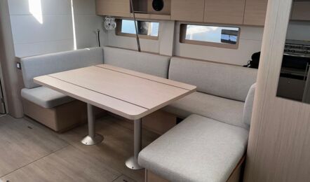 Großer Sitzbereich im hellen Salon der Segelyacht Oceanis 51.1.3 „Marny“ mit absenkbarem Salontisch für mögliche Salonkojen – Yachtcharter Kroatien