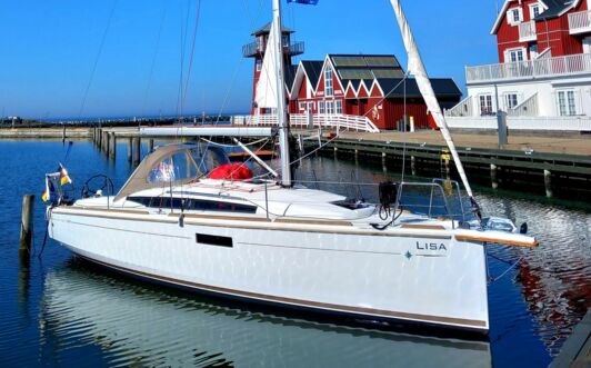 Steuerbord Bug Aussenaufnahme der Sun Odyssey 349 „Lisa“ in Heiligenhafen