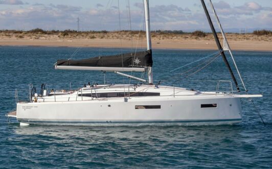 Steuerbord Aussenaufnahme einer Sun Odyssey 380 in der Ostsee