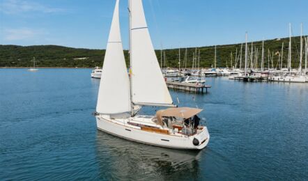 Luftaufnahme der Segelyacht Sun Odyssey 389.2 „Tara" unter Segeln nahe der Marina Punat – Yachtcharter Kroatien