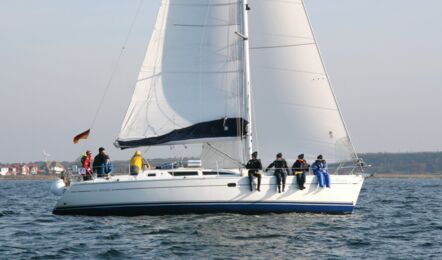 Steuerbord Aussenaufnahme der Sun Odyssey 40 "Moulin Rouge" in Barth