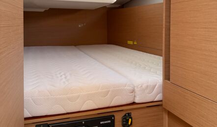 Achterkabine der Sun Odyssey 410 „Titzi“ mit Doppelkoje, Rumpffenstern und Schalttafel – Yachtcharter Mallorca