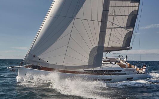 Backbordansicht einer Sun Odyssey 440 während der Fahrt unter Segeln auf offenem Meer (Werftbild) – Yachtcharter Kroatien