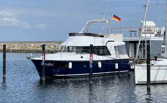 Backbord Aussenaufnahme der Beneteau Swift Trawler 35 "Bodhi" in Heiligenhafen
