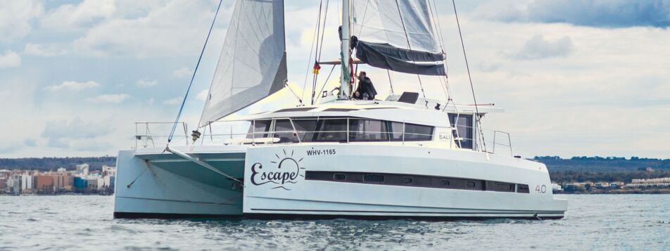 Seitenansicht des segelnden Katamarans Bali 4.0 „Escape“ vor der Bucht von Palma – Yachtcharter Mallorca